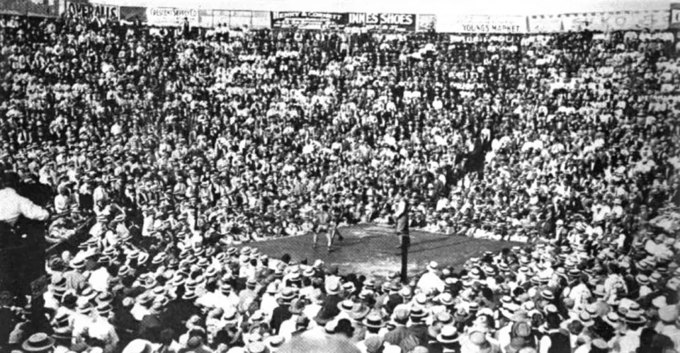Ad Wolgast and Mexican Joe Rivers fighting in the ring in 1912