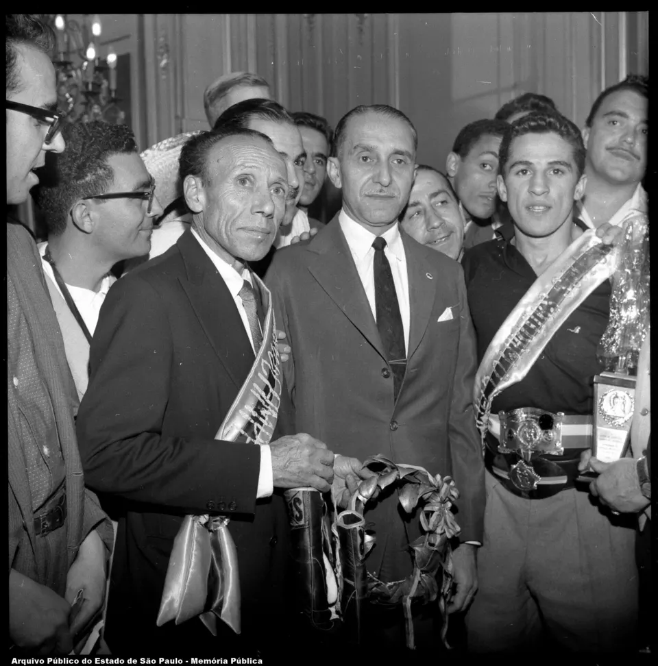 Éder Jofre standing with his father and the governor of São Paulo in 1960