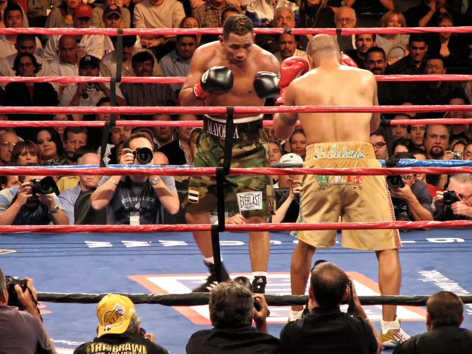 Ricardo Mayorga and Fernando Vargas exchanging punches in the ring in 2007