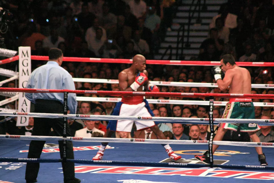 Floyd Mayweather Jr. and Juan Manuel Márquez boxing in 2009