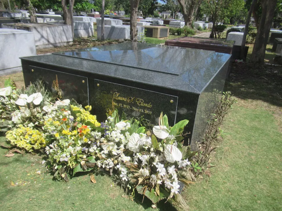 Grave marker of Gabriel Flash Elorde and Laura Sarreal-Elorde