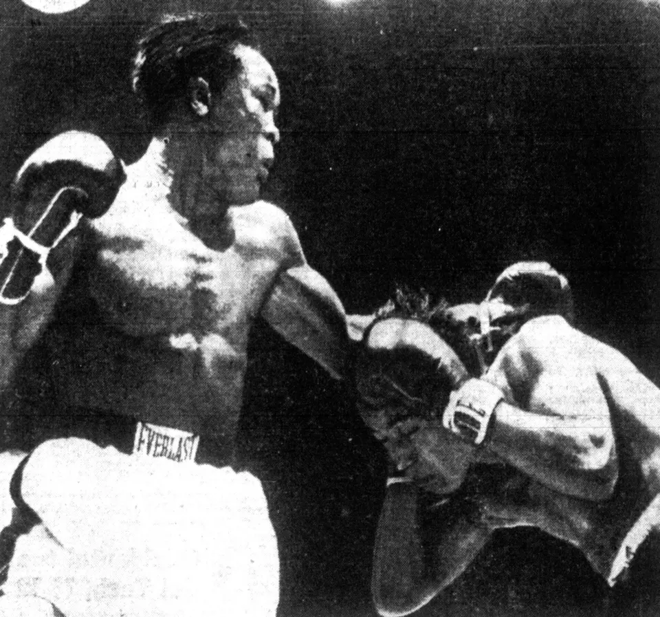 Kid Gavilán and Johnny Bratton exchanging punches in the ring, 1953