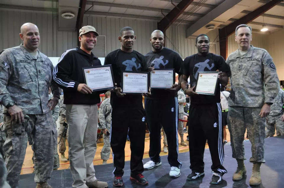 Oscar De La Hoya standing with three boxers in 2011
