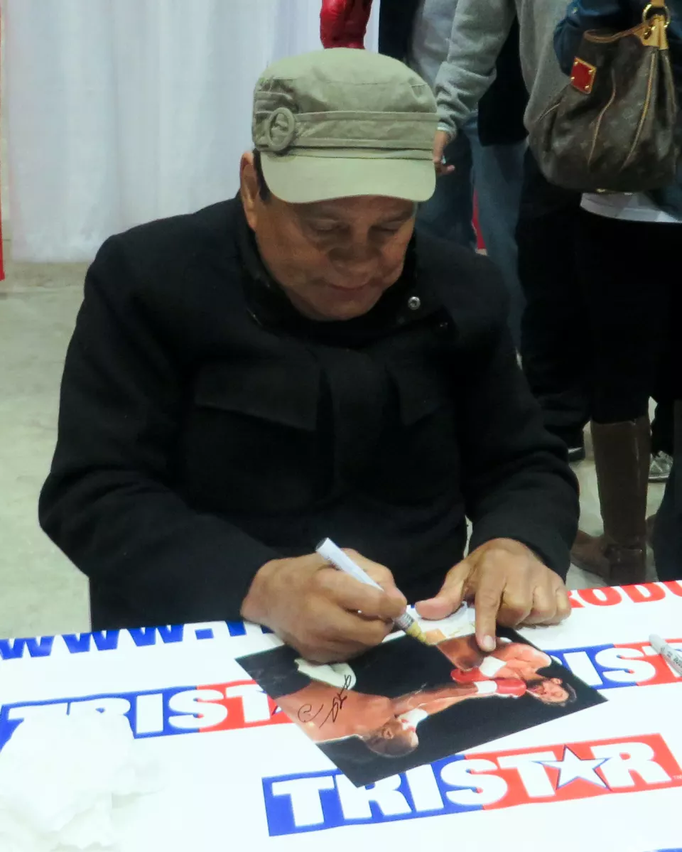 Roberto Durán signing autographs in 2014