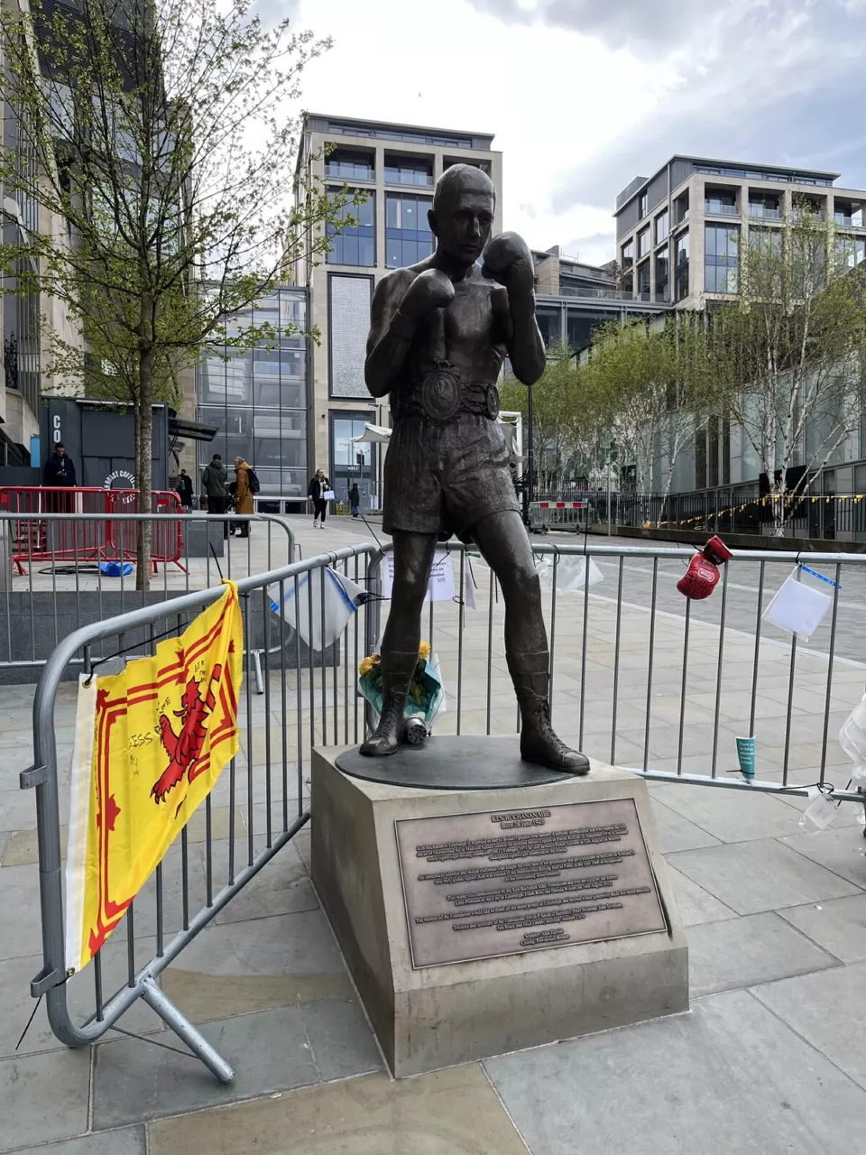 Bronze statue of boxer Ken Buchanan in Edinburgh