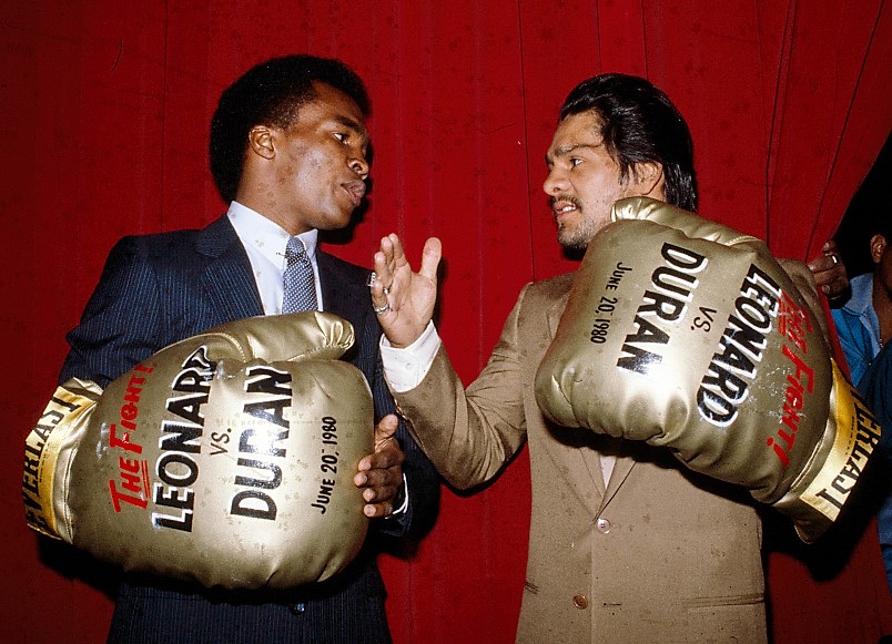 Sugar Ray Leonard and Roberto Durán posing side by side