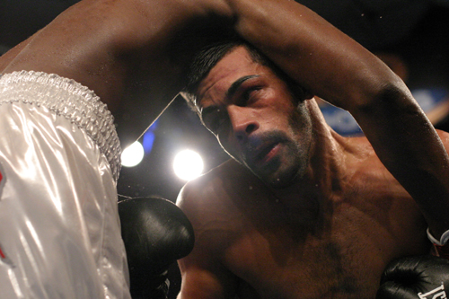 Paul Williams fighting Carlos Quintana in 2008